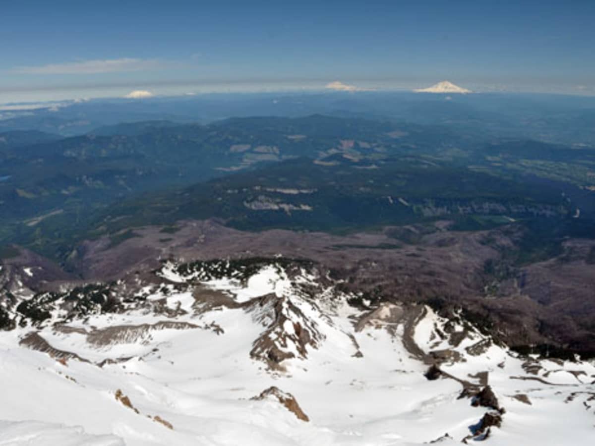 Mount Adams and Mount Hood from plane, Snowcapped Mount Ada…