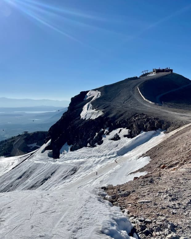 First snowfall dusts California's Mammoth Mountain