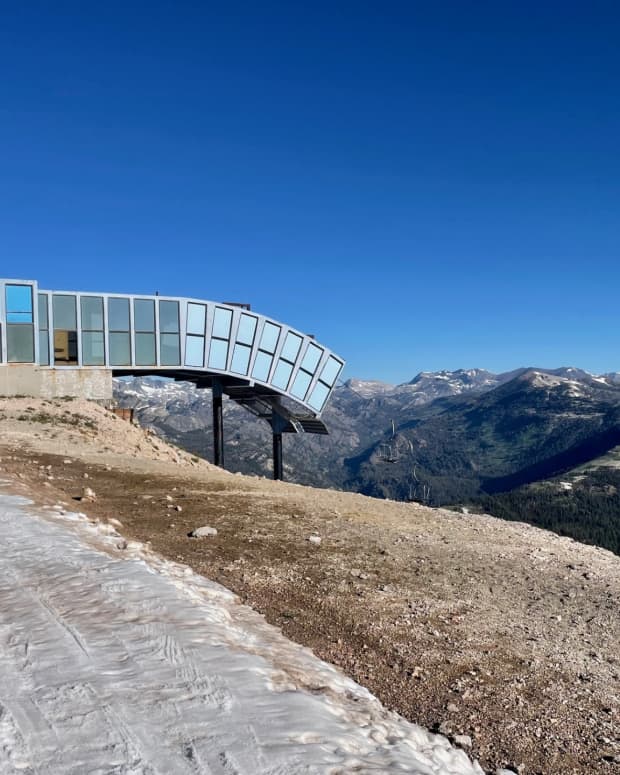 First snowfall dusts California's Mammoth Mountain