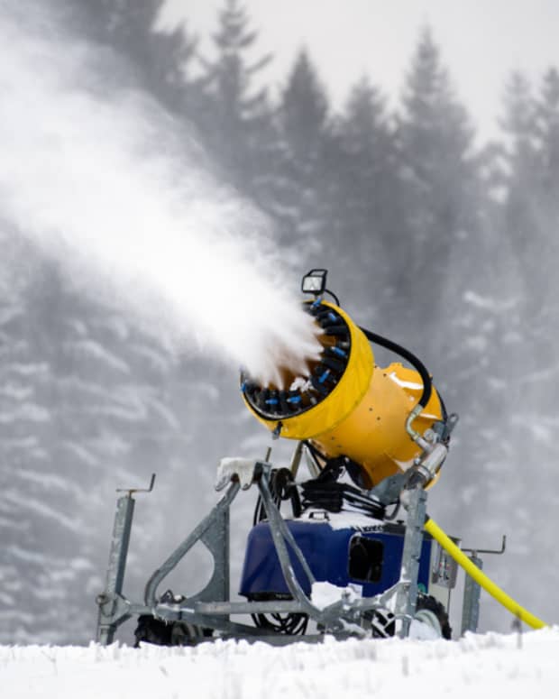 NY Ski Resort's Snowmaking Roars Back To Life - Powder