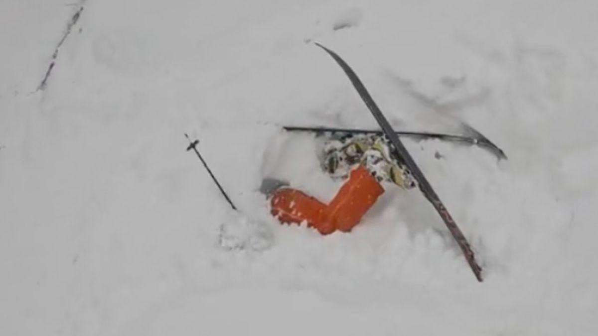 Skier Quickly Reacts As Friend Falls Head First Into 4+ Feet Of Snow ...