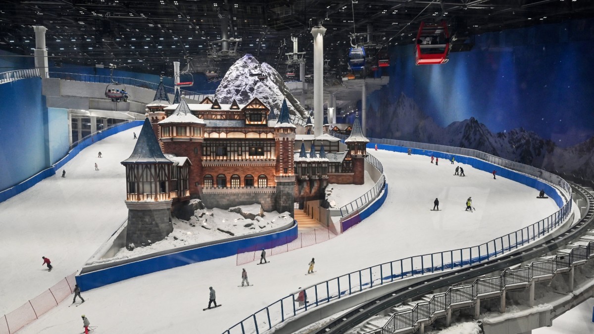 World's Largest Indoor Ski Resort Opens